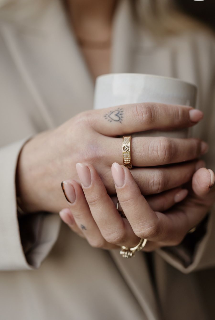 Nude BIAB-nagels met tortoise-accent